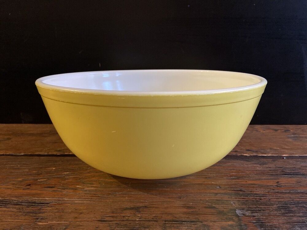 Vintage PYREX #404 Large Yellow Mixing Bowl 4qt